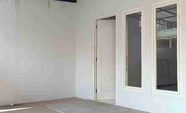 Rumah minimalis sudah renov berpagar di Nirwana Eksekutif dekat Merr