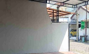 Rumah minimalis sudah renov berpagar di Nirwana Eksekutif dekat Merr