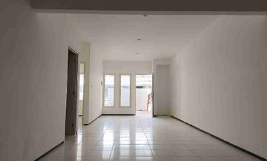 Rumah minimalis sudah renov berpagar di Nirwana Eksekutif dekat Merr