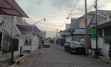 Rumah minimalis sudah renov berpagar di Nirwana Eksekutif dekat Merr