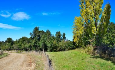 DOS PARCELAS AL PRECIO DE UNA, CON LUZ, AGUA Y FIBRA OPTICA YA INSTALADA, LISTAS PARA CONSTRUIR