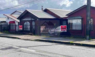 Vende Propiedad  de 255 M2 con dos casas con excelente ubicación Comercial o habitacional en Calle Jose Miguel Carrera. A una cuadra de Hiper Líder Puerto Montt.