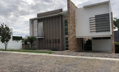 BONITA CASA EN LOMAS DE ANGELOPOLIS, PUEBLA. EN VENTA (REMATE BANCARIO)