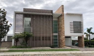 BONITA CASA EN LOMAS DE ANGELOPOLIS, PUEBLA. EN VENTA (REMATE BANCARIO)