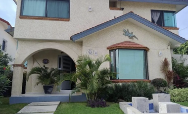 CASA EN LOMAS DE COCOYOC, MUY AMPLIA, ACABADOS DE LUJO, CUENTA CON TODOS LOS SERVICIOS, AMENIDADES