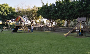 CASA EN LOMAS DE COCOYOC, MUY AMPLIA, ACABADOS DE LUJO, CUENTA CON TODOS LOS SERVICIOS, AMENIDADES