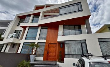 Casa Moderna en Venta  |  348,44 m²  | Urbanización Balcón del Norte – Carcelén