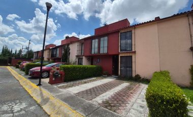 CASA EN RENTA CON OPCION A VENTA EN PRIVADA EN EL OLIMPO TRES RECAMARAS DOS ESTACIONAMIENTOS TOLUCA