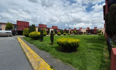 CASA EN RENTA CON OPCION A VENTA EN PRIVADA EN EL OLIMPO TRES RECAMARAS DOS ESTACIONAMIENTOS TOLUCA