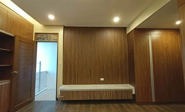 2-Storey Townhouse at Executive Town & Country Village!