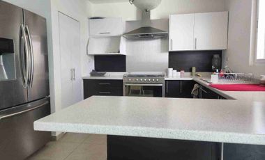 Casa en renta en condominio con alberca.