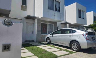 Casa en renta en condominio con alberca.
