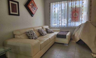 Casa en renta en condominio con alberca.