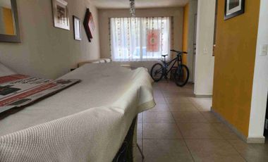 Casa en renta en condominio con alberca.