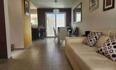 Casa en renta en condominio con alberca.