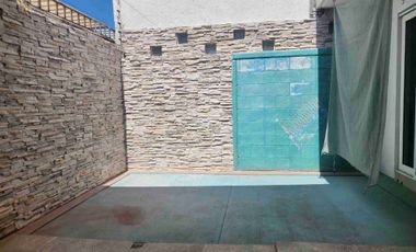 Casa en renta en condominio con alberca.