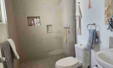 Casa en renta en condominio con alberca.