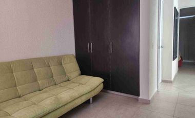 Casa en renta en condominio con alberca.