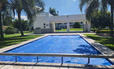 Casa en renta en condominio con alberca.