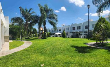 Casa en renta en condominio con alberca.