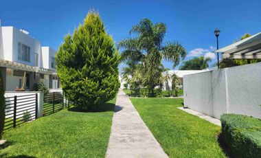 Casa en renta en condominio con alberca.