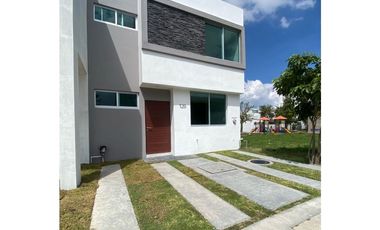 casa NUEVA en RENTA en Tesistán coto con ALBERCA frente a Walmart
