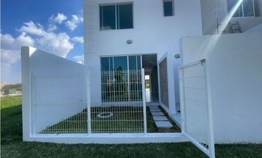 casa NUEVA en RENTA en Tesistán coto con ALBERCA frente a Walmart