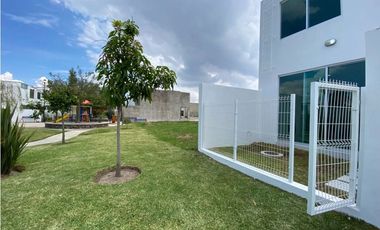 casa NUEVA en RENTA en Tesistán coto con ALBERCA frente a Walmart
