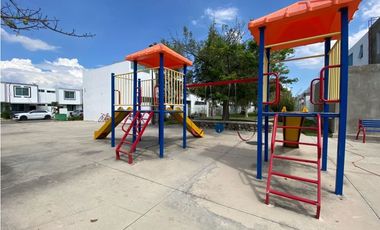 casa NUEVA en RENTA en Tesistán coto con ALBERCA frente a Walmart