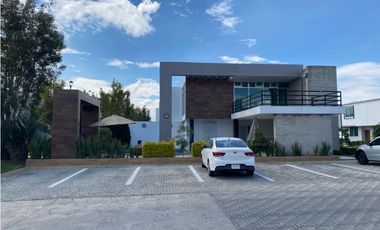 casa NUEVA en RENTA en Tesistán coto con ALBERCA frente a Walmart