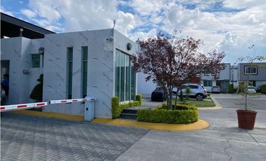 casa NUEVA en RENTA en Tesistán coto con ALBERCA frente a Walmart