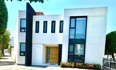 Moderna casa en venta en fraccionamiento Joyas del Pedregal