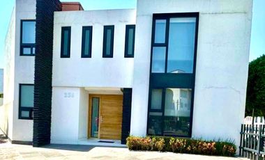 Moderna casa en venta en fraccionamiento Joyas del Pedregal