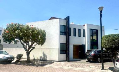 Moderna casa en venta en fraccionamiento Joyas del Pedregal