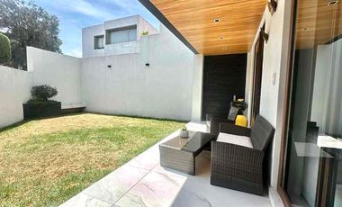 Moderna casa en venta en fraccionamiento Joyas del Pedregal
