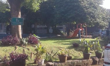 DISEWAKAN rmh DEPAN TAMAN,KT 3/KM 1,listrik 2200 watt