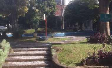 DISEWAKAN rmh DEPAN TAMAN,KT 3/KM 1,listrik 2200 watt