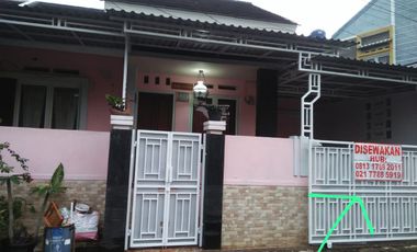 DISEWAKAN rmh DEPAN TAMAN,KT 3/KM 1,listrik 2200 watt