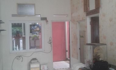 DISEWAKAN rmh DEPAN TAMAN,KT 3/KM 1,listrik 2200 watt