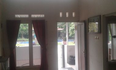 DISEWAKAN rmh DEPAN TAMAN,KT 3/KM 1,listrik 2200 watt