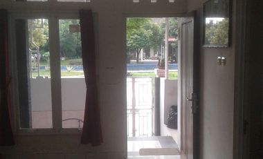 DISEWAKAN rmh DEPAN TAMAN,KT 3/KM 1,listrik 2200 watt