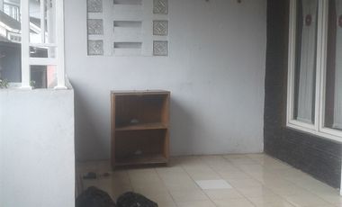 DISEWAKAN rmh DEPAN TAMAN,KT 3/KM 1,listrik 2200 watt