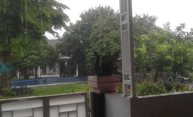 DISEWAKAN rmh DEPAN TAMAN,KT 3/KM 1,listrik 2200 watt