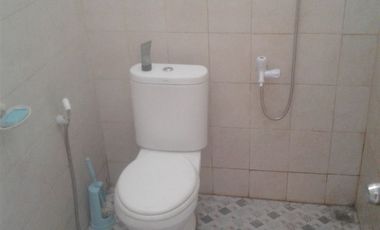 DISEWAKAN rmh DEPAN TAMAN,KT 3/KM 1,listrik 2200 watt