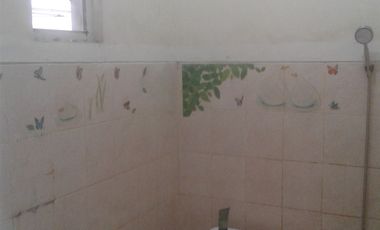 DISEWAKAN rmh DEPAN TAMAN,KT 3/KM 1,listrik 2200 watt