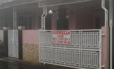 DISEWAKAN rmh DEPAN TAMAN,KT 3/KM 1,listrik 2200 watt