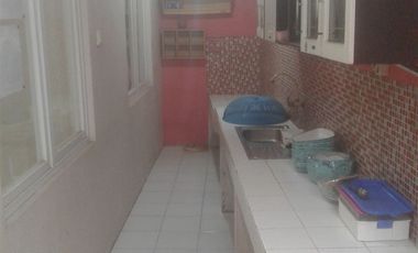 DISEWAKAN rmh DEPAN TAMAN,KT 3/KM 1,listrik 2200 watt