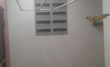 DISEWAKAN rmh DEPAN TAMAN,KT 3/KM 1,listrik 2200 watt