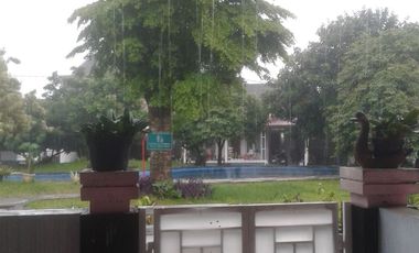 DISEWAKAN rmh DEPAN TAMAN,KT 3/KM 1,listrik 2200 watt