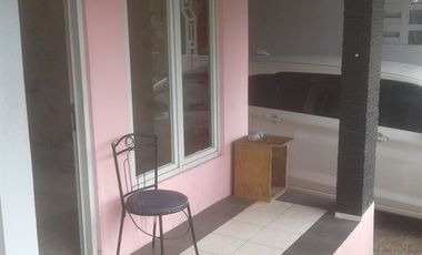 DISEWAKAN rmh DEPAN TAMAN,KT 3/KM 1,listrik 2200 watt